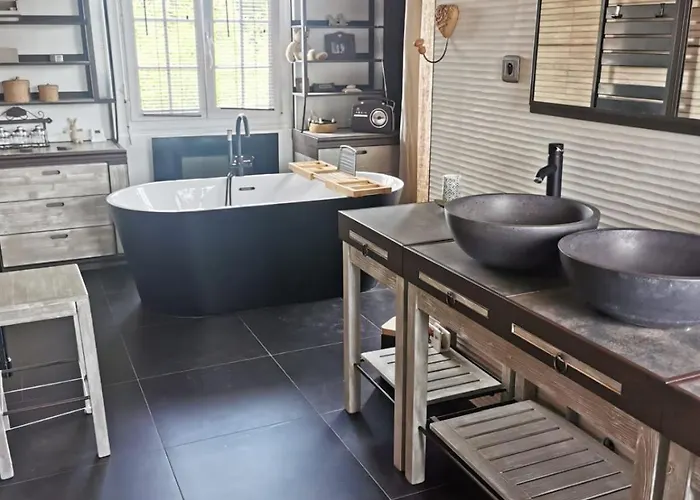 Oasis De Detente Avec Piscine Et Jacuzzi 300m2